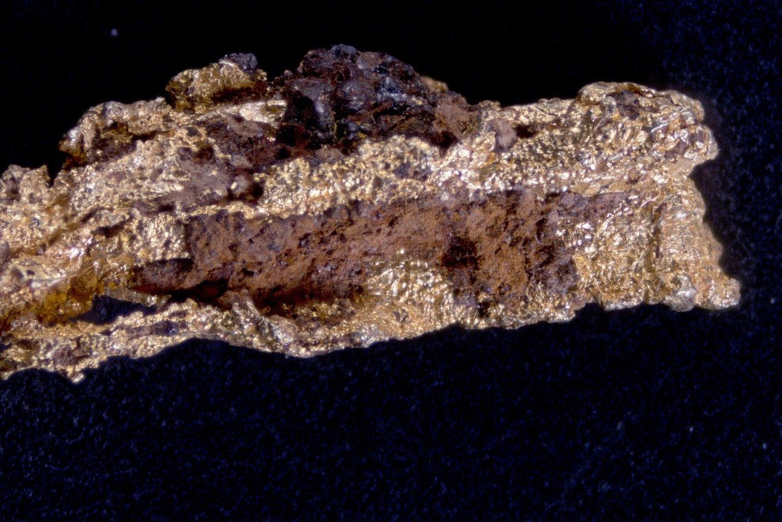 Goethita, oro, hematites
(Autor: Cesar M. Salvan)