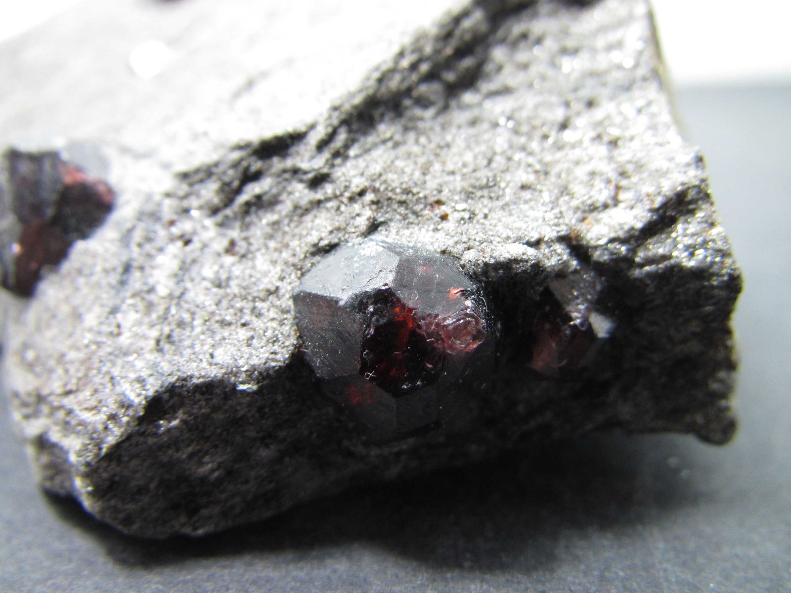 Almandino (Grupo Granate)
Cristal de 1 cm.
(Autor: prcantos)