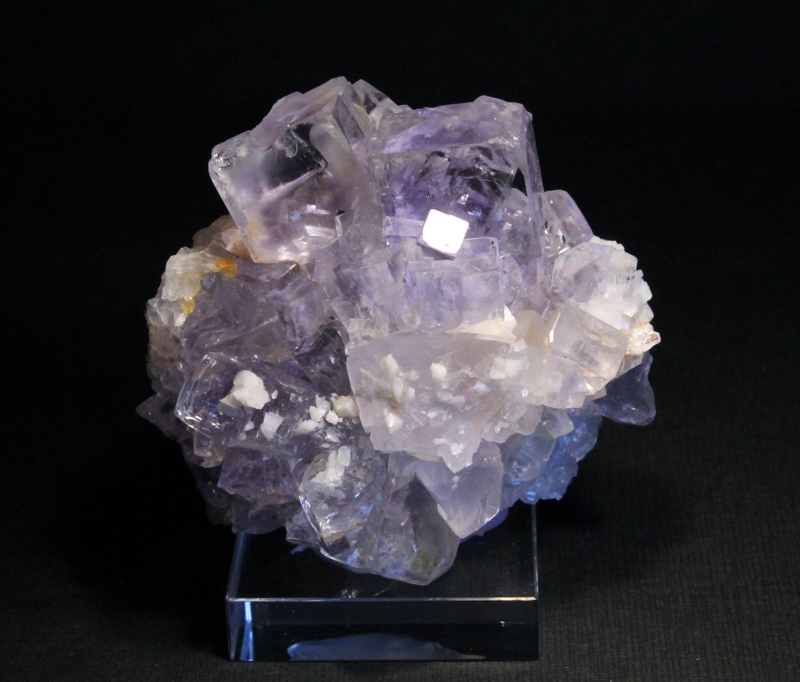 Fluorita y Dolomita
6 x 5 cm. (Cristal mayor: 2 cm).
(Autor: Darío Menéndez)