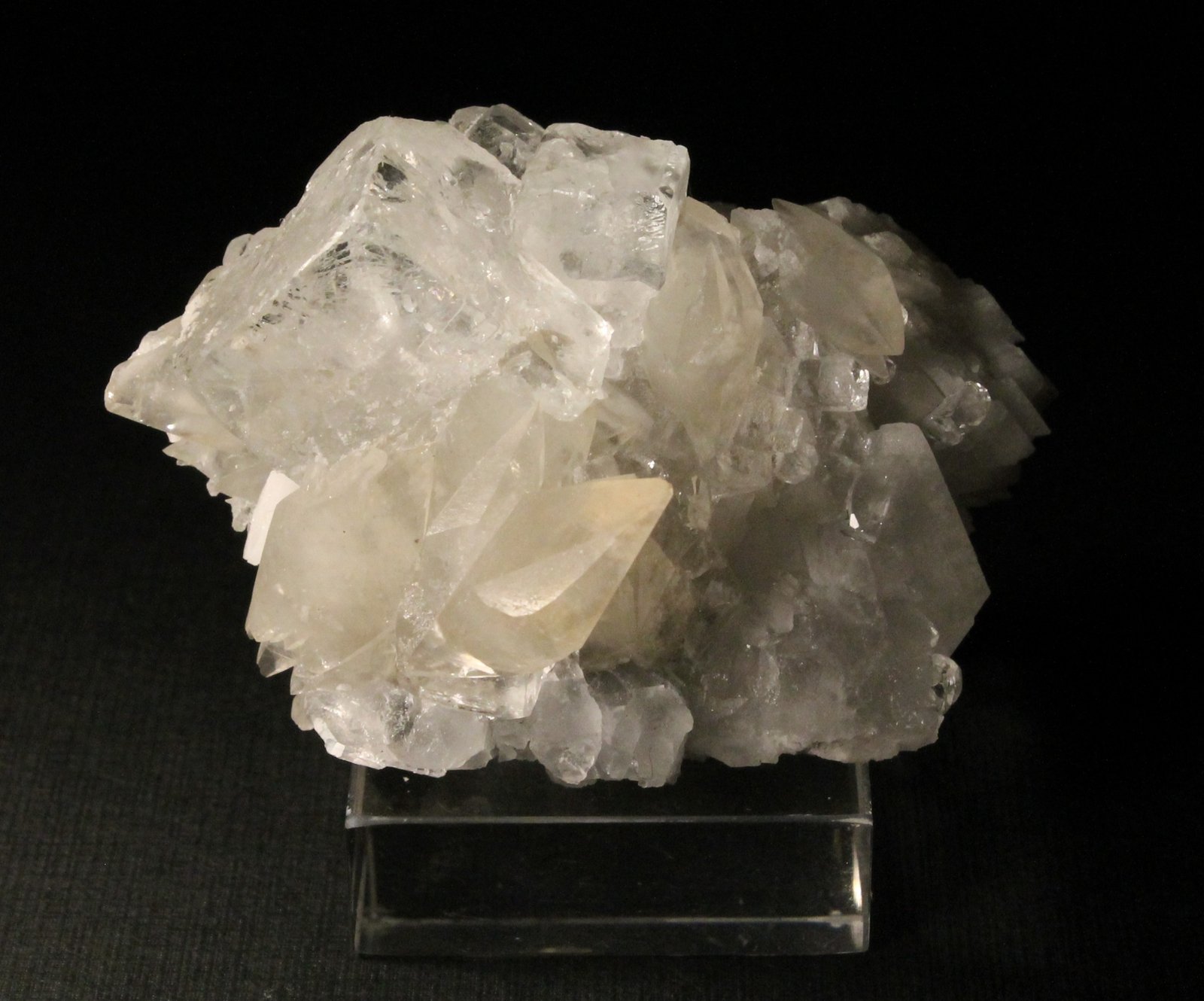 Fluorita, Calcita y Barita
5 x 4 cm. (Fluorita: 1,6 cm).
(Autor: Darío Menéndez)
