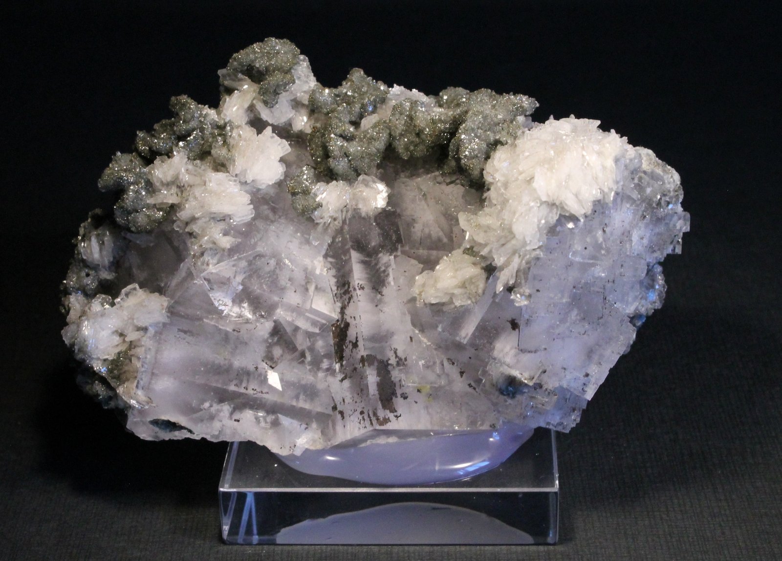 Fluorita, Barita, Dolomita y Pirita
10 x 6 cm. (Cristal mayor: 3 cm).
(Autor: Darío Menéndez)