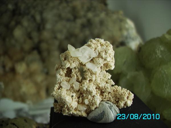 Stokesita sobre recrecimiento de ortoclasa
cristal más grande 5mm
(Autor: Gelo)