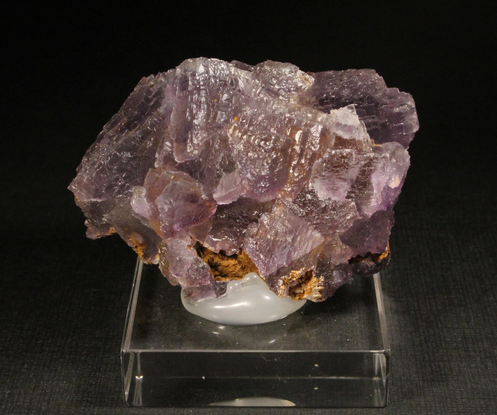 Fluorita
5 x 4 cm. (Cristal mayor: 1,7 cm).
(Autor: Darío Menéndez)