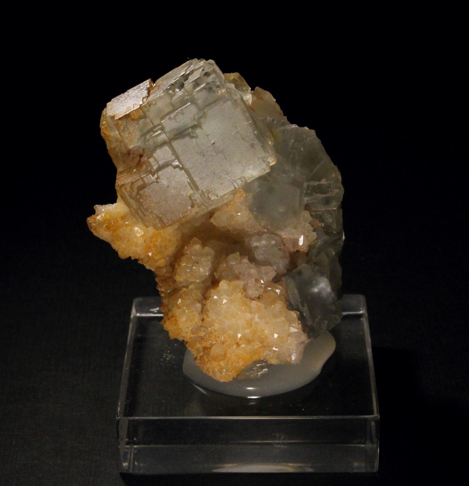 Fluorita y Cuarzo
5 x 4 cm. (Cristal mayor: 2,3 cm).
(Autor: Darío Menéndez)