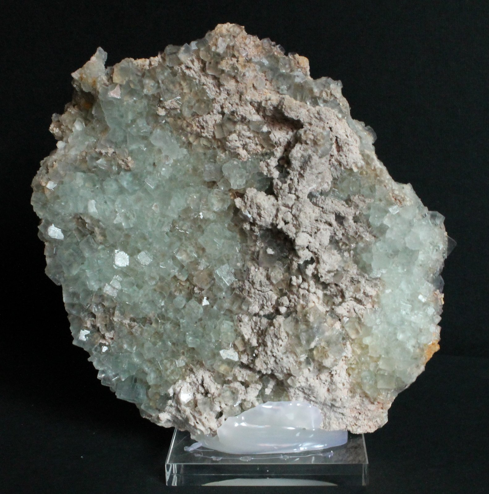 Fluorita
17 x 16,5 cm. (Cristal mayor: 1 cm).
(Autor: Darío Menéndez)
