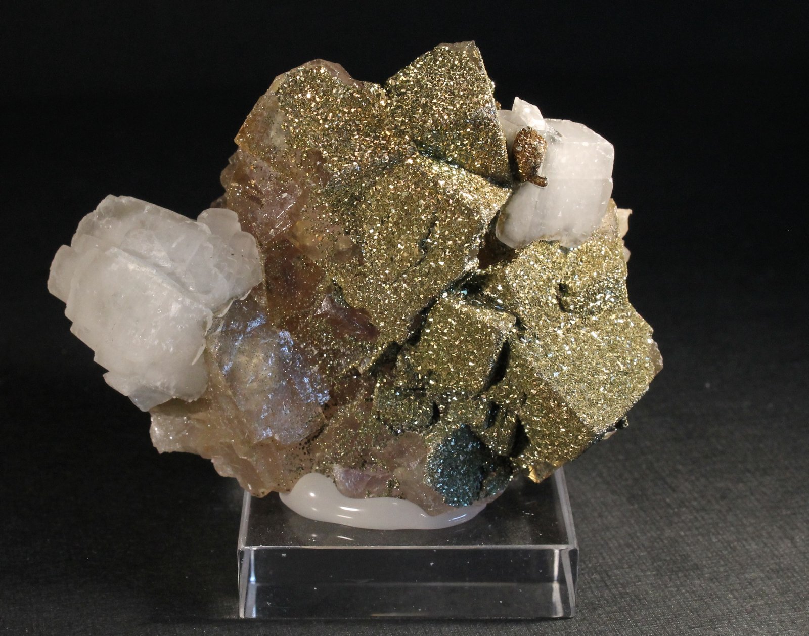 Fluorita, Calcita, y Pirita
7 x 6 cm.
(Autor: Darío Menéndez)