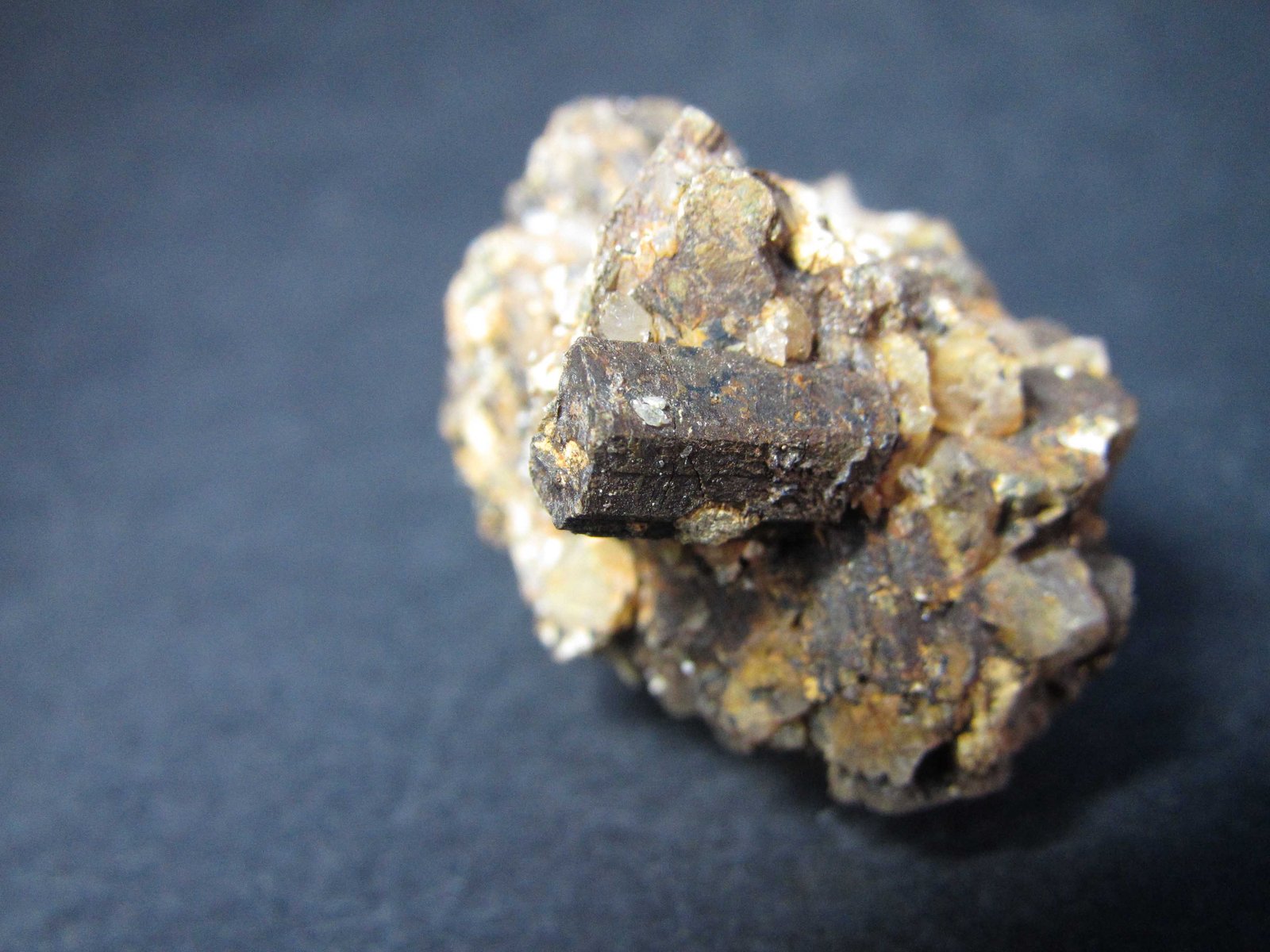 Clorita (Grupo) pseudomórfica según Cordierita
Cristal de 12 x 6 mm.
(Autor: prcantos)