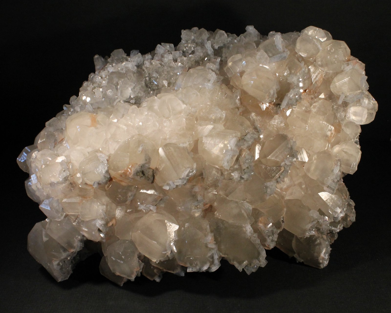 Calcita, Barita y Dolomita
21 x 12 cm. (Cristal mayor: 4 cm).
(Autor: Darío Menéndez)