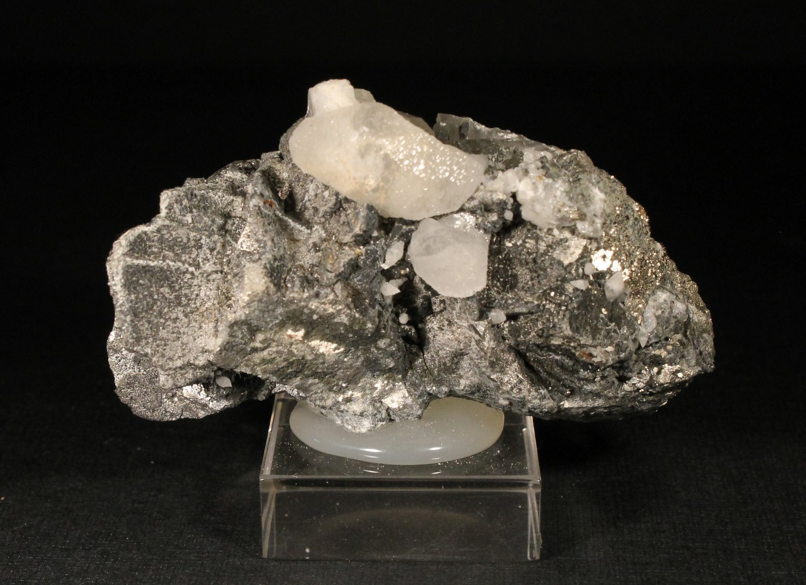 Calcita y Arsenopirita
7 x 4 cm.
(Autor: Darío Menéndez)