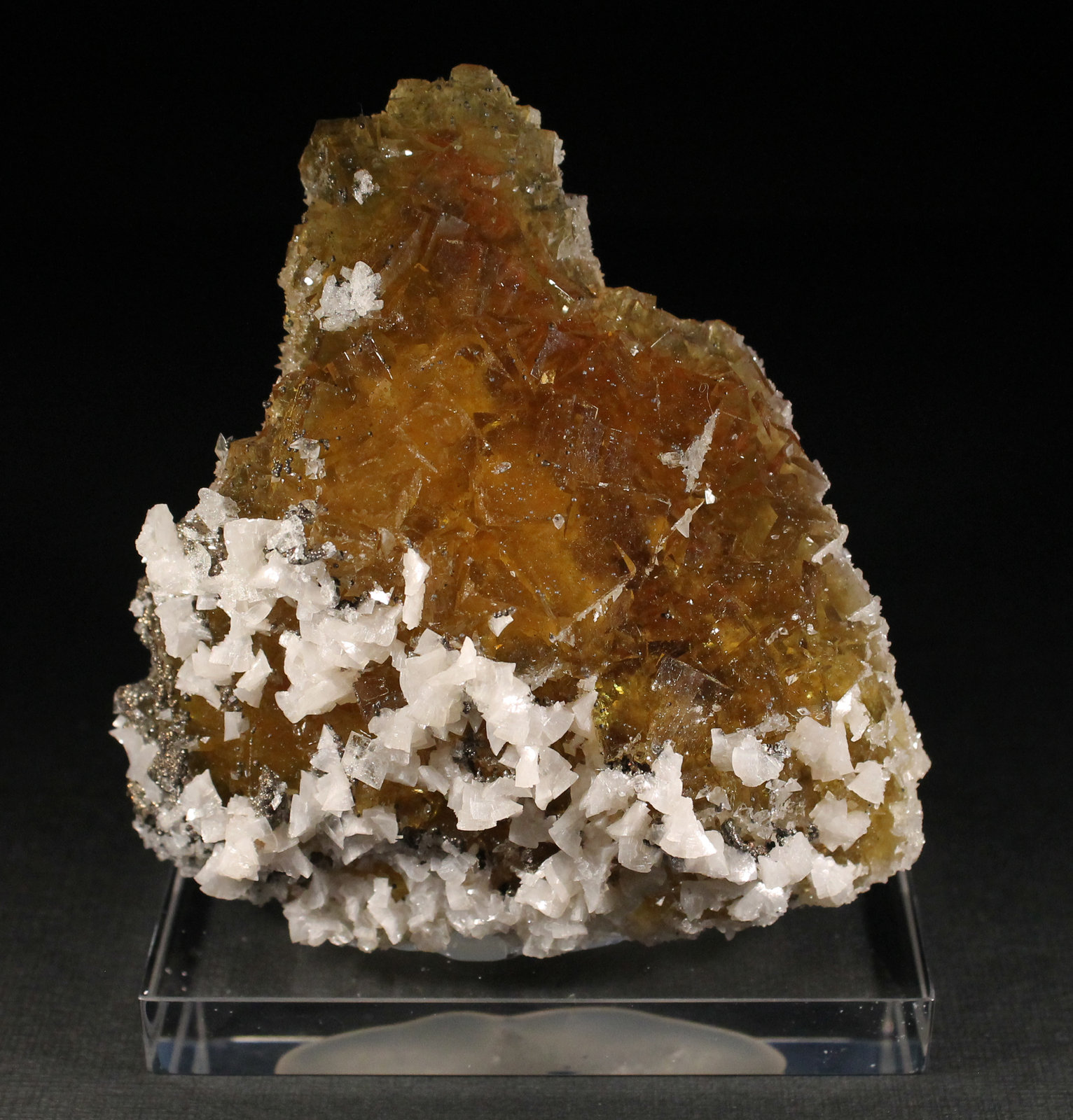 Fluorita, Dolomita, Barita y Pirita
9 x 8 cm.
(Autor: Darío Menéndez)