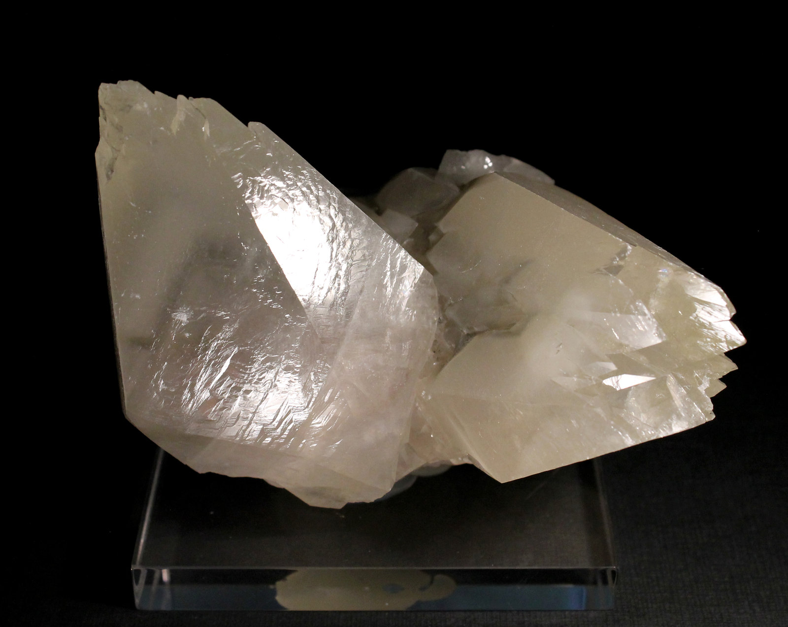 Calcita
10 x 8 cm. (Cristal mayor: 8 cm).
(Autor: Darío Menéndez)