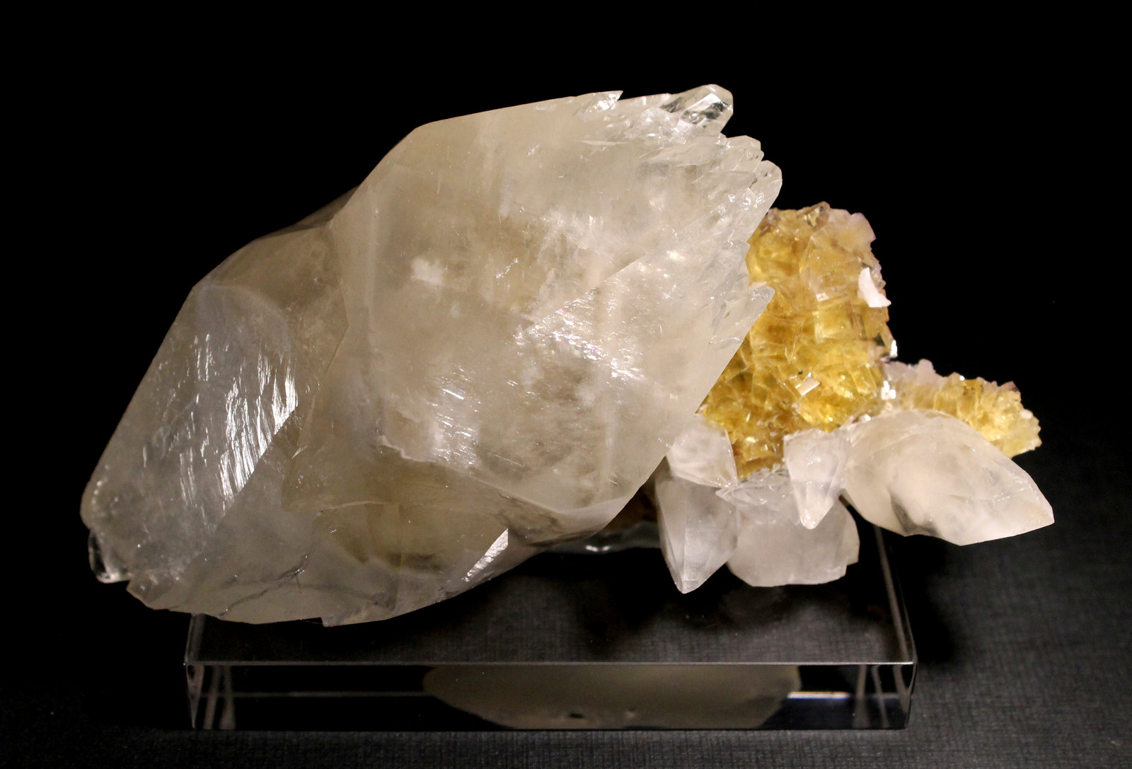 Calcita, Fluorita y Dolomita
11 x 6 cm. (Cristal de 9 cm).
(Autor: Darío Menéndez)