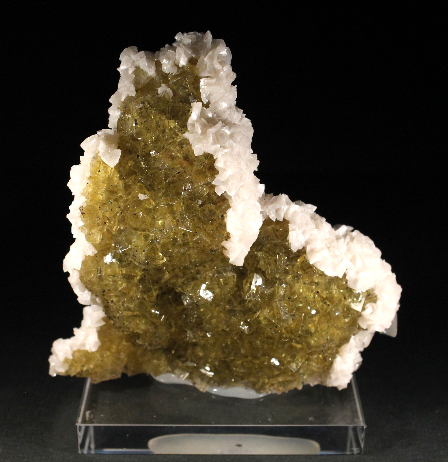 Fluorita, Dolomita, Calcita y Pirita
11 x 10 cm.
(Autor: Darío Menéndez)