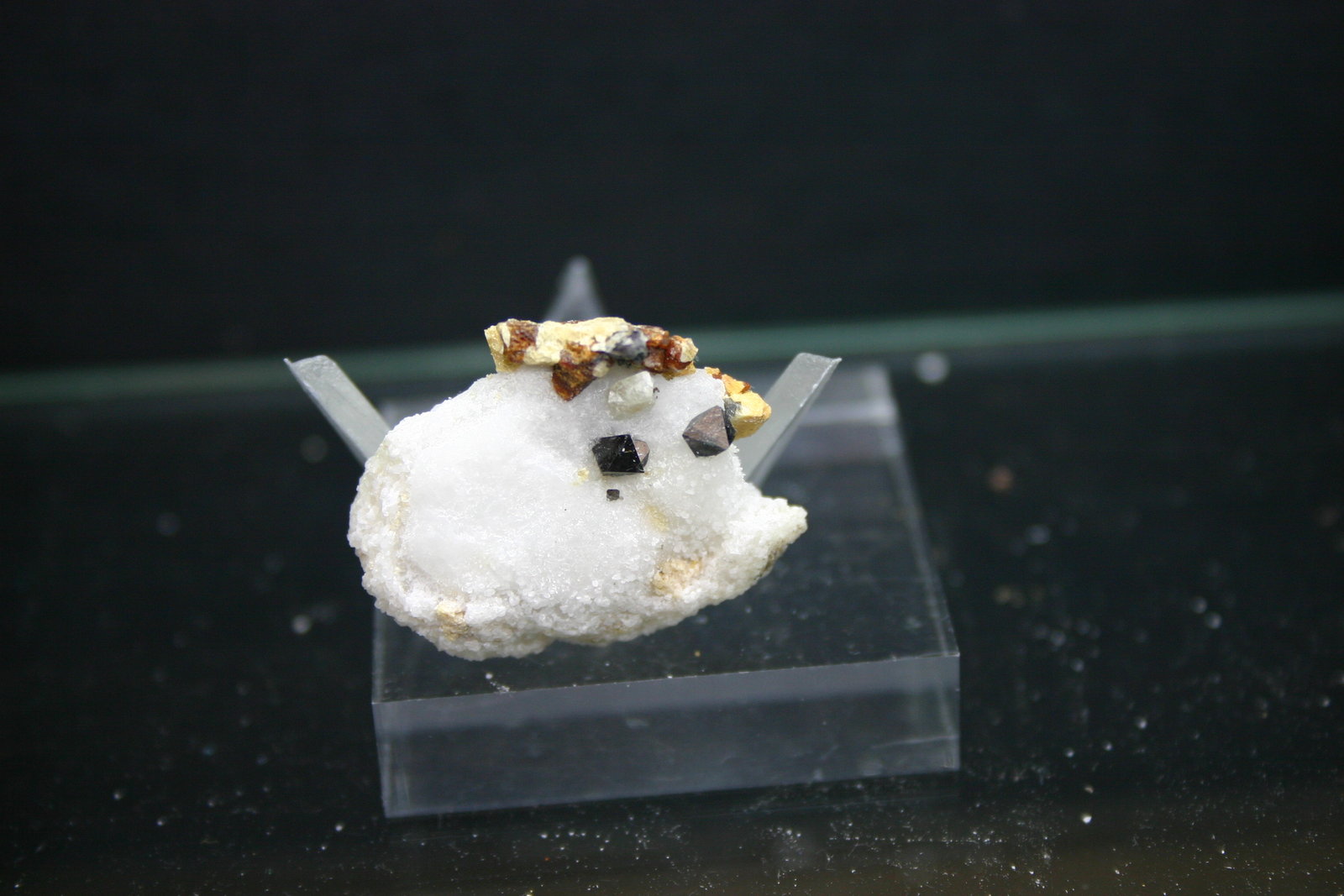 Espinela (variedad pleonasto), Clinohumita y Forsterita
31mm - 26mm - 16mm / cristales de espinelas 4mm - 4mm - 4mm
(Autor: Pedro Naranjo)