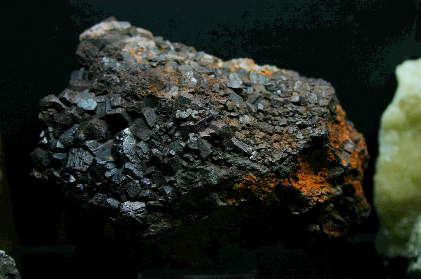 Goethita y limonita pseudo de pirita
113mm - 84mm - 59mm
(Autor: Pedro Naranjo)