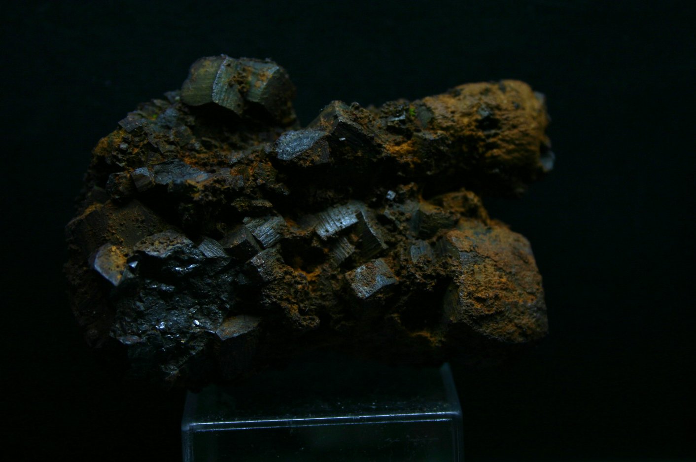 Goethita y limonita pseudo de pirita
73mm - 48mm - 38mm
(Autor: Pedro Naranjo)