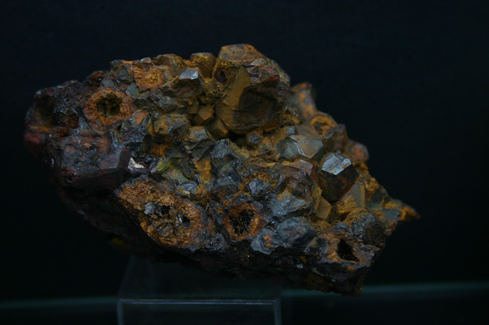 Goethita y limonita pseudo de pirita
96mm - 62mm - 60mm
(Autor: Pedro Naranjo)