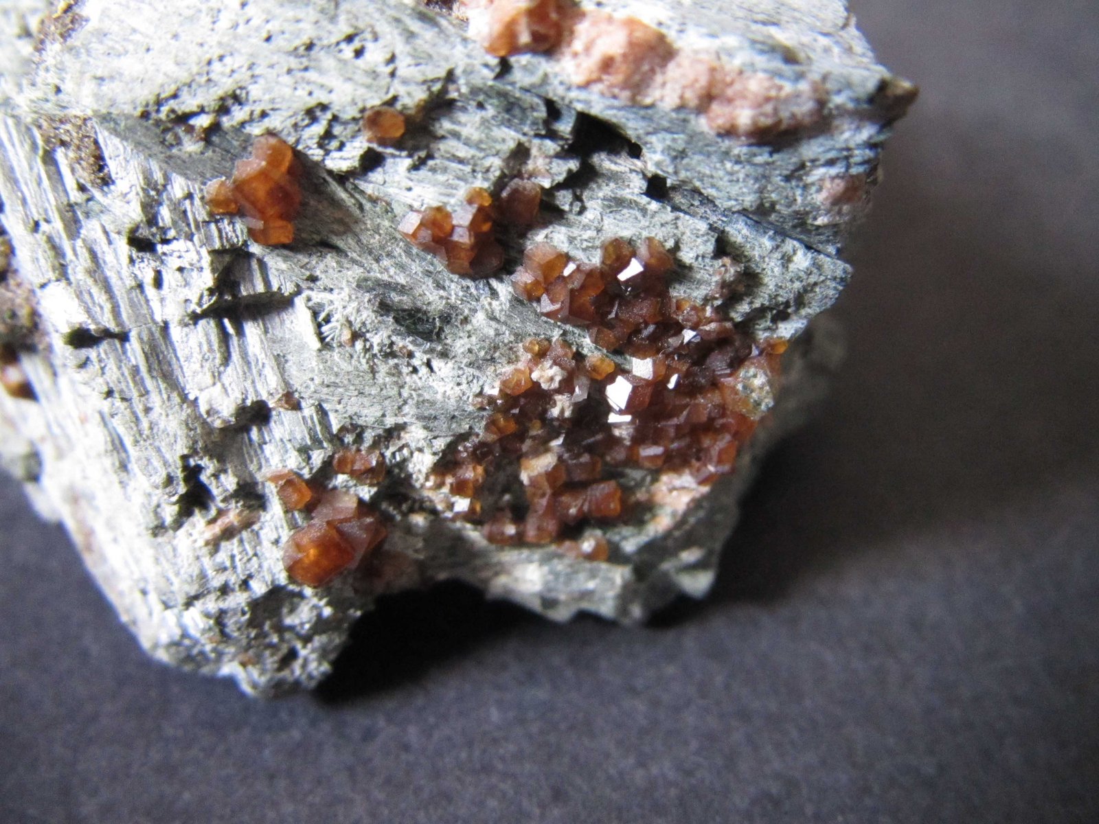 Andradita (Grupo Granate) y Hedenbergita
4 cm. ancho de campo
(Autor: prcantos)