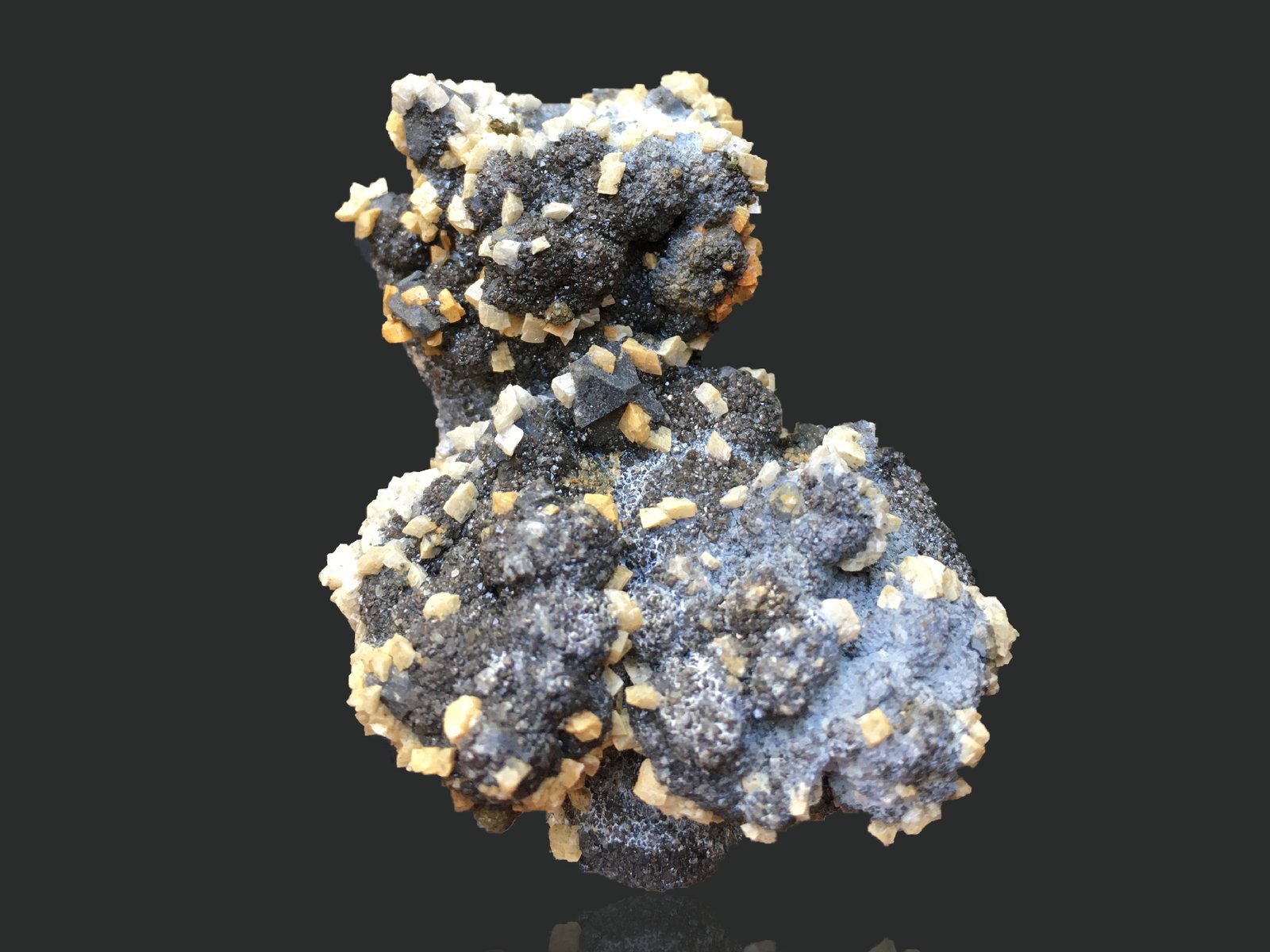 Dolomita, Esfalerita, Galena
5,5 cm x 4,5 cm
(Autor: Pedro FD)