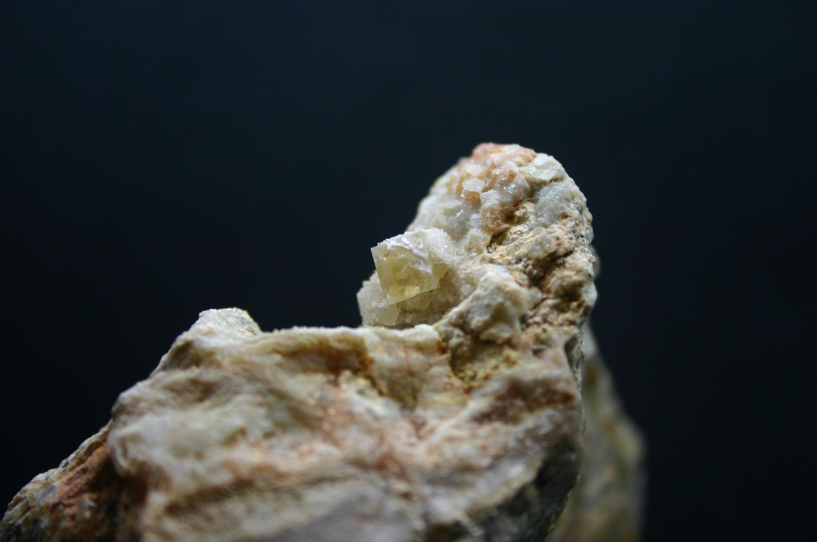 Fluorita
82mm - 74mm - 50mm / cristales 6mm - 5mm - 5mm
(Autor: Pedro Naranjo)