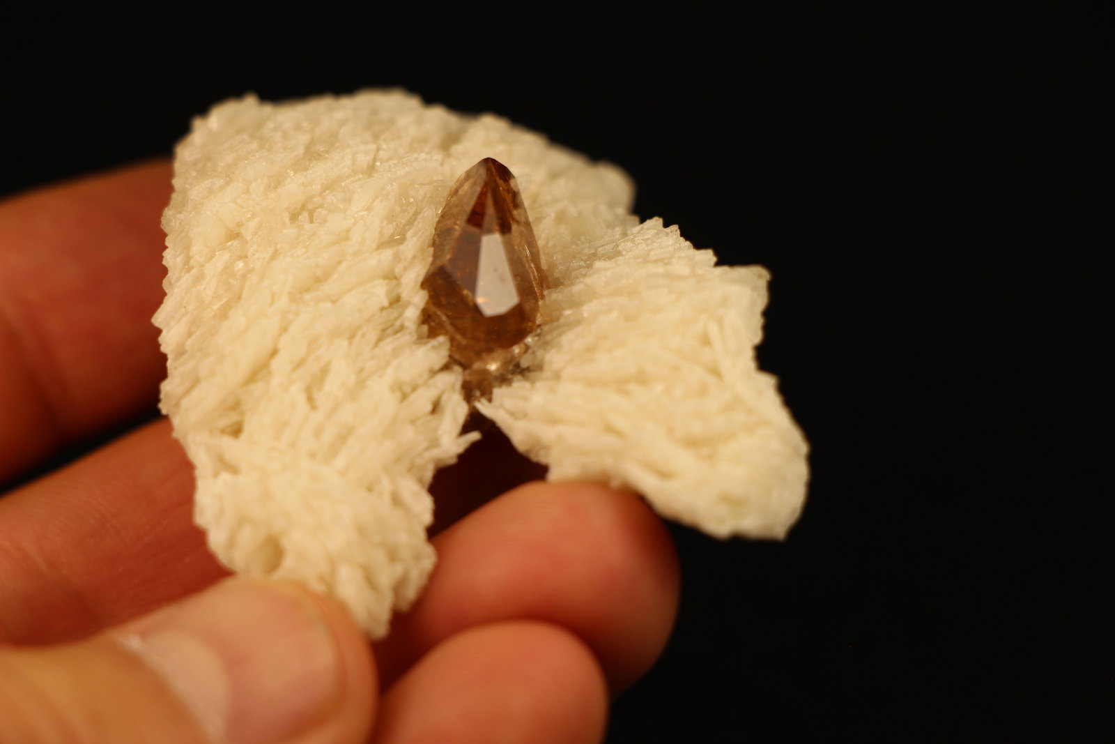 Topacio, Albita
6 x 4.9 x 2 centimetros
(Autor: Ricardo Melendez)