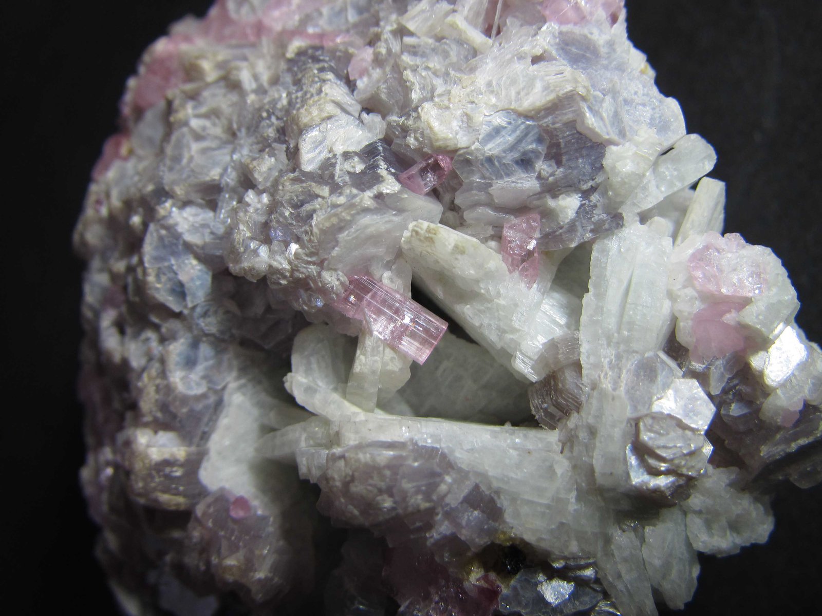 Elbaita (variedad rubelita) y Mica (variedad lepidolita)
6 cm. ancho de campo
(Autor: prcantos)