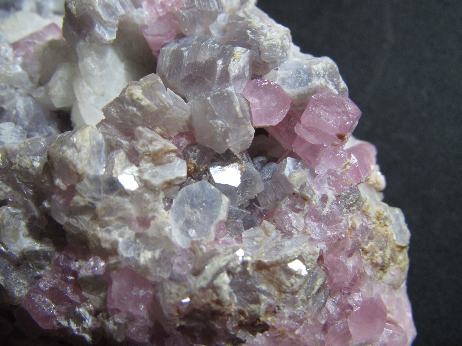 Elbaita (variedad rubelita) y Mica (variedad lepidolita)
5 cm. ancho de campo
(Autor: prcantos)