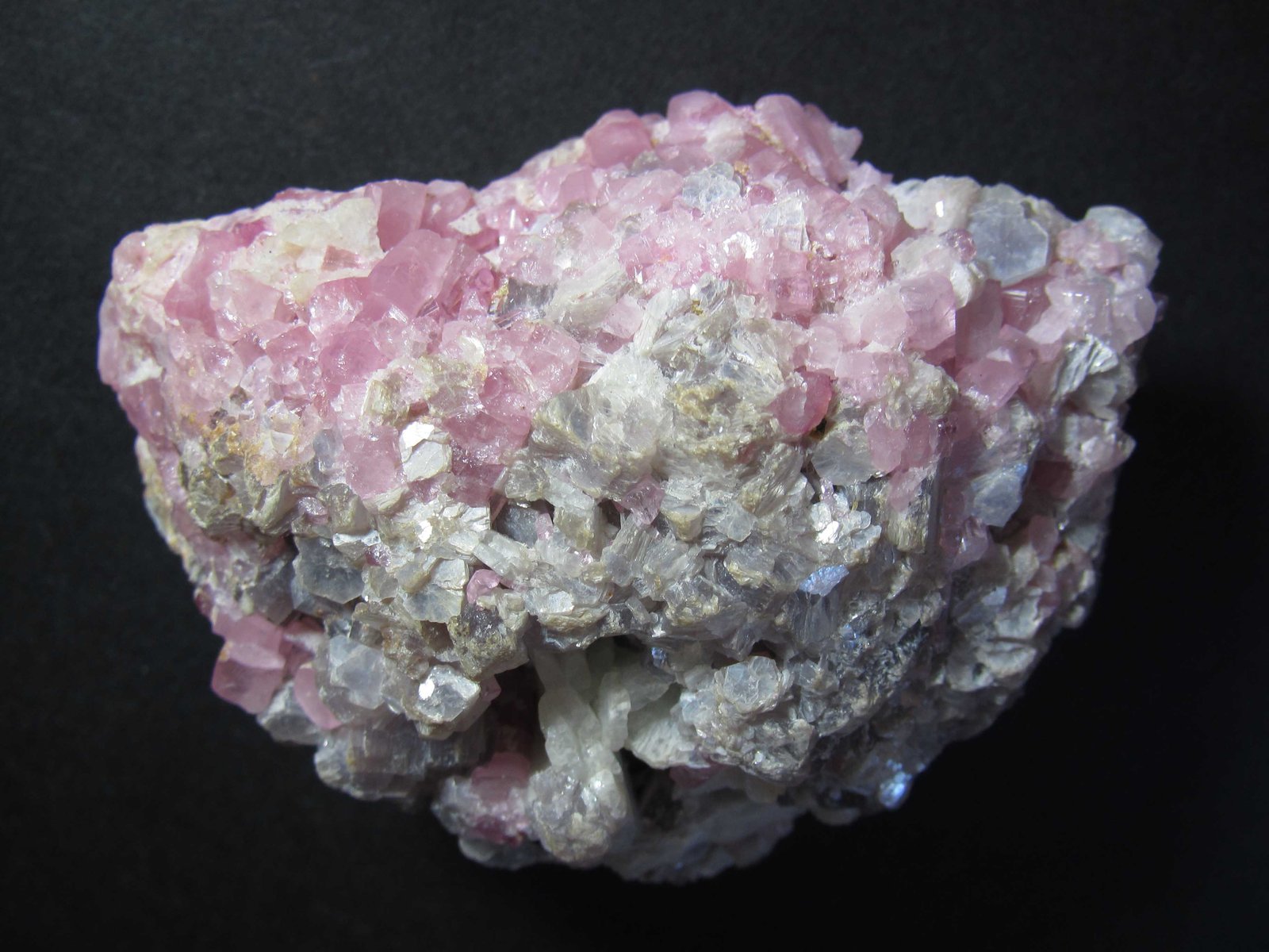 Elbaita (variedad rubelita) y Mica (variedad lepidolita)
8 x 6'5 cm.
(Autor: prcantos)