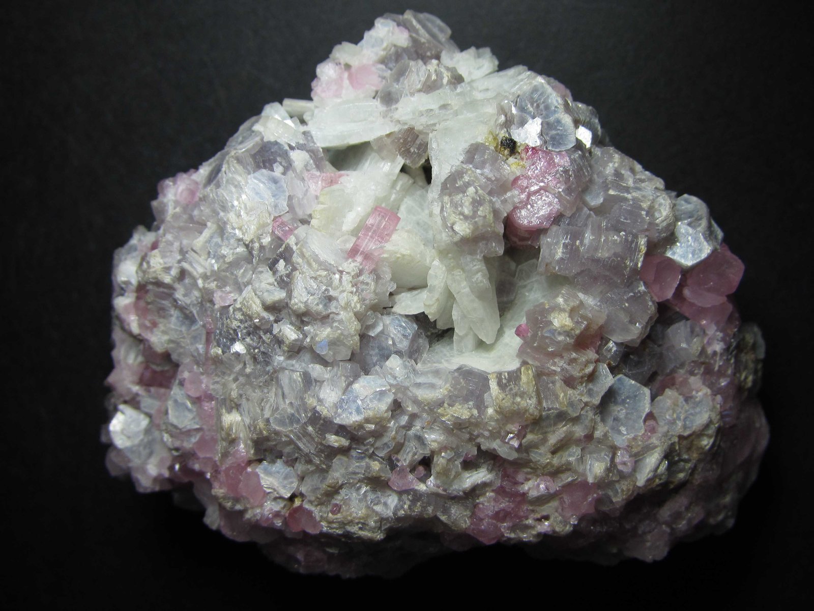 Elbaita (variedad rubelita) y Mica (variedad lepidolita)
8 x 6'5 cm.
(Autor: prcantos)