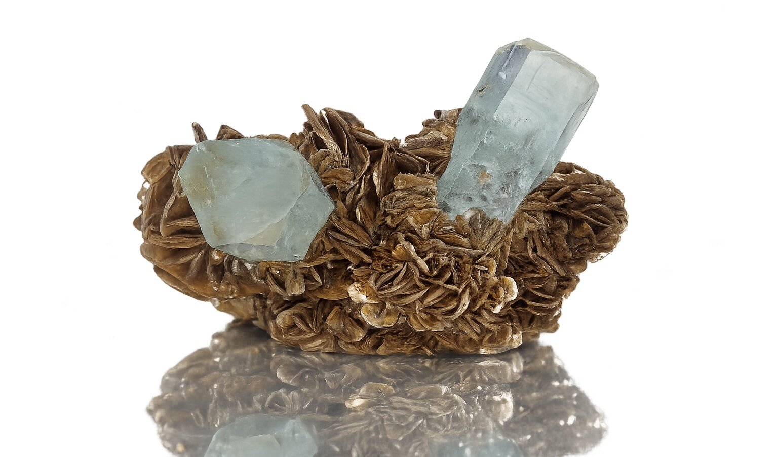 Berilo (variedad aguamarina) y Moscovita
12x8cm.
(Autor: castrominerals)