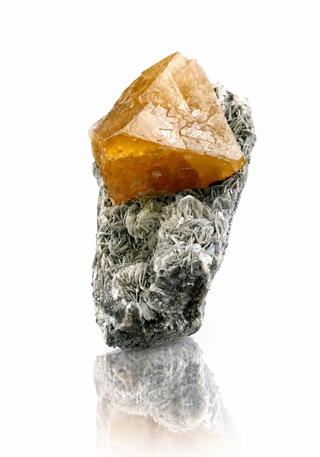 Scheelita y Moscovita
7,5x4,5cm.
(Autor: castrominerals)