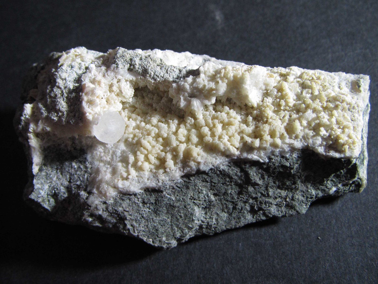 Analcima y Prehnita
8 x 4 cm.
(Autor: prcantos)
