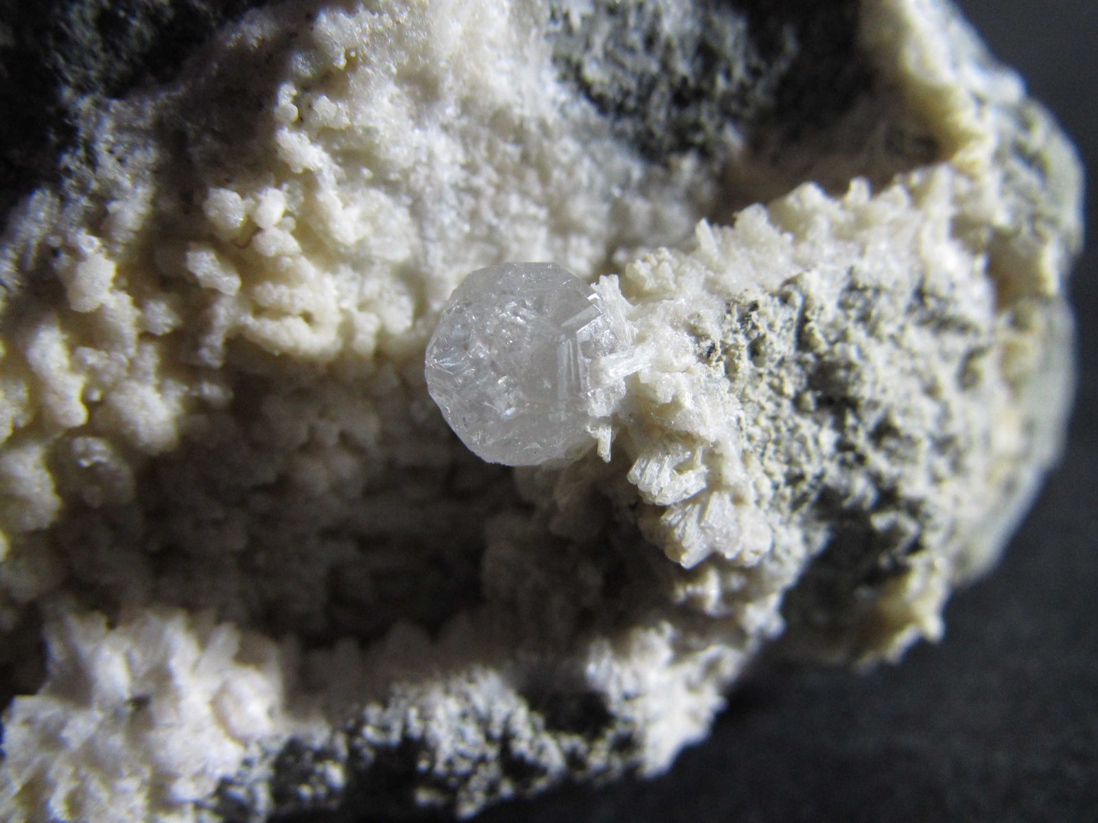 Analcima y Prehnita
Cristal de 6 x 6 mm.
(Autor: prcantos)
