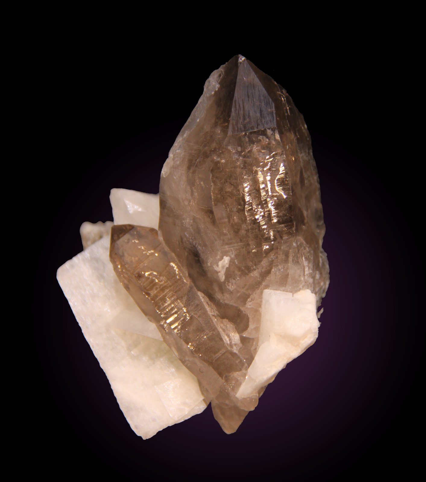 Cuarzo (variedad ahumado) y Ortoclasa (variedad adularia)
78mm x 94mm x 65mm
(Autor: Firmo Espinar)
