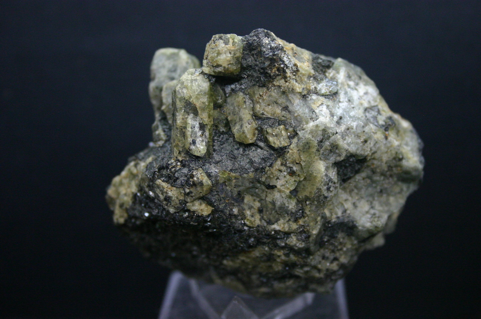 Augita (variedad fassaita) con pirrotina
53mm - 60mm - 40mm
(Autor: Pedro Naranjo)