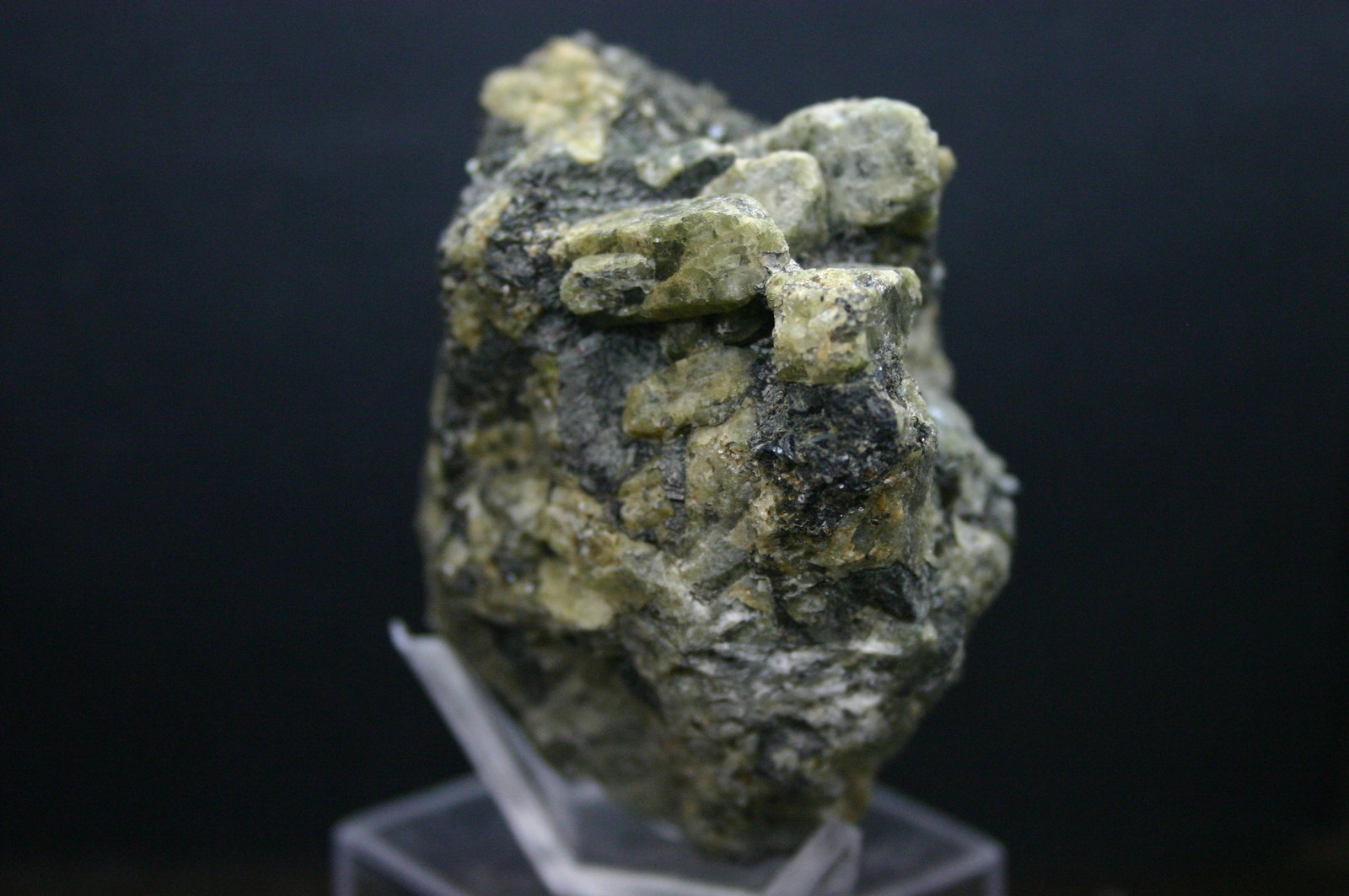 Augita (variedad fassaita) con pirrotina
53mm - 60mm - 40mm
(Autor: Pedro Naranjo)