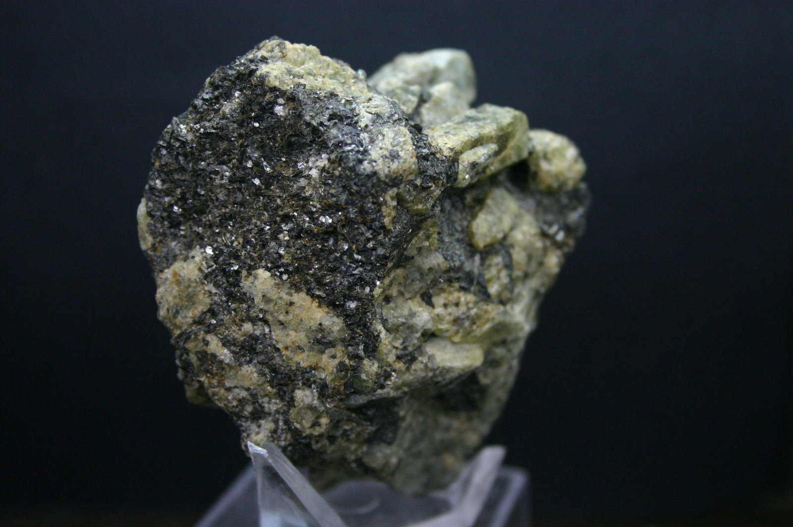 Augita (variedad fassaita) con pirrotina
53mm - 60mm - 40mm
(Autor: Pedro Naranjo)