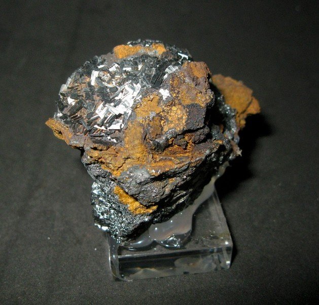 Pirolusita con Goethita y limonita
8 x 6,5 x 6 cm.
(Autor: Juan C. Agua)
