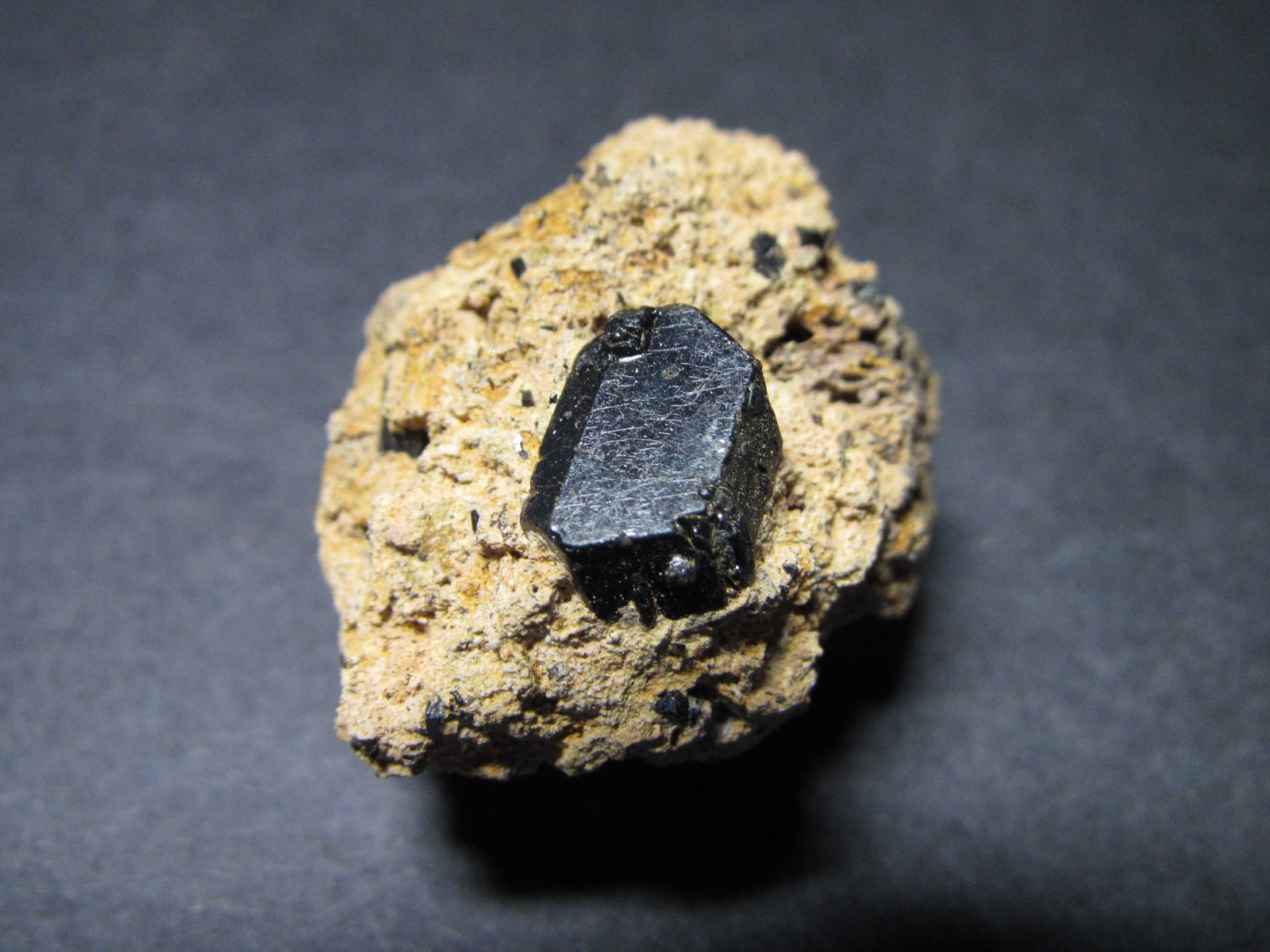 Augita
3 x 3 cm.
(Autor: prcantos)