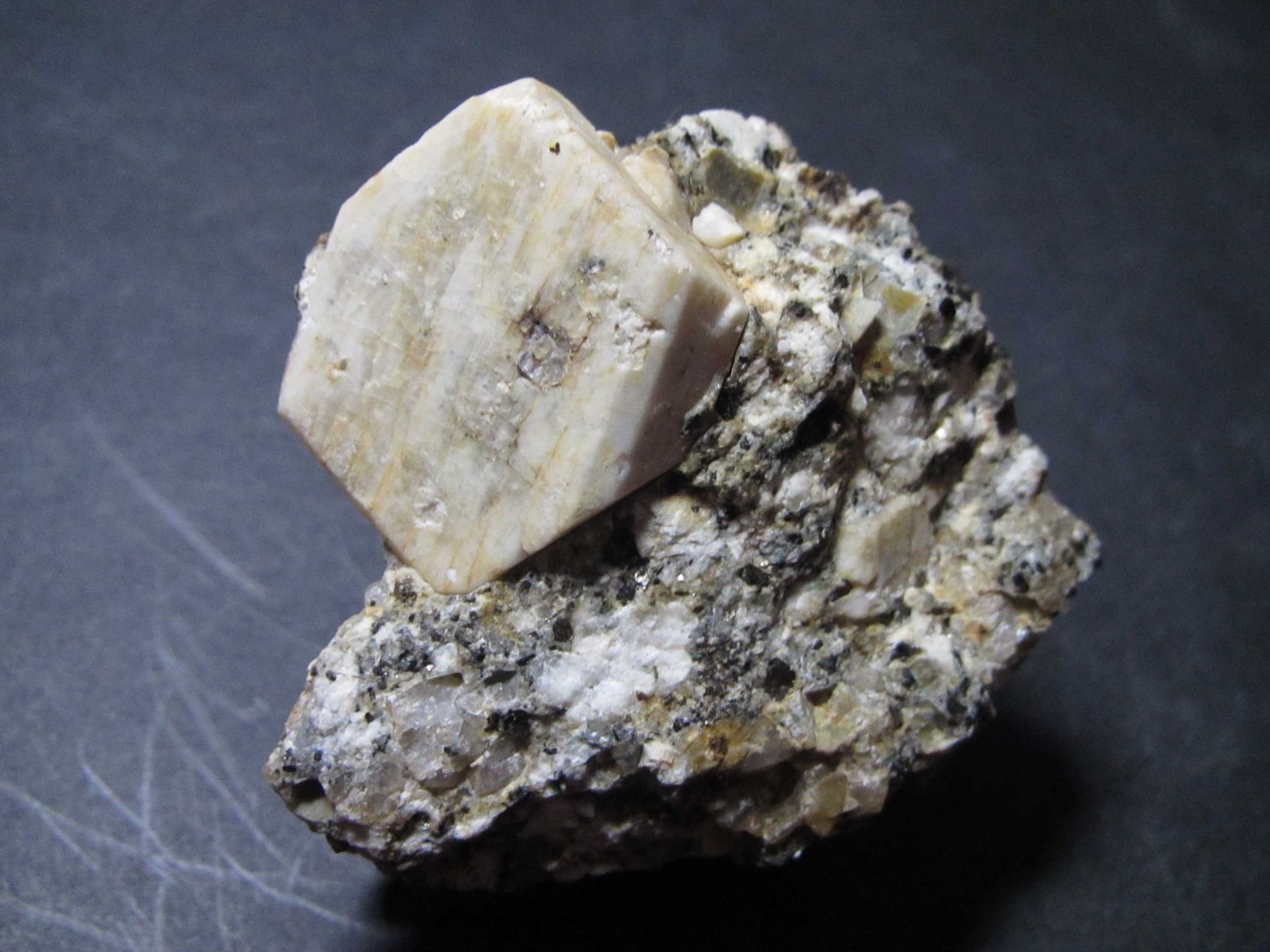 Ortoclasa
6 x 5 cm.
(Autor: prcantos)