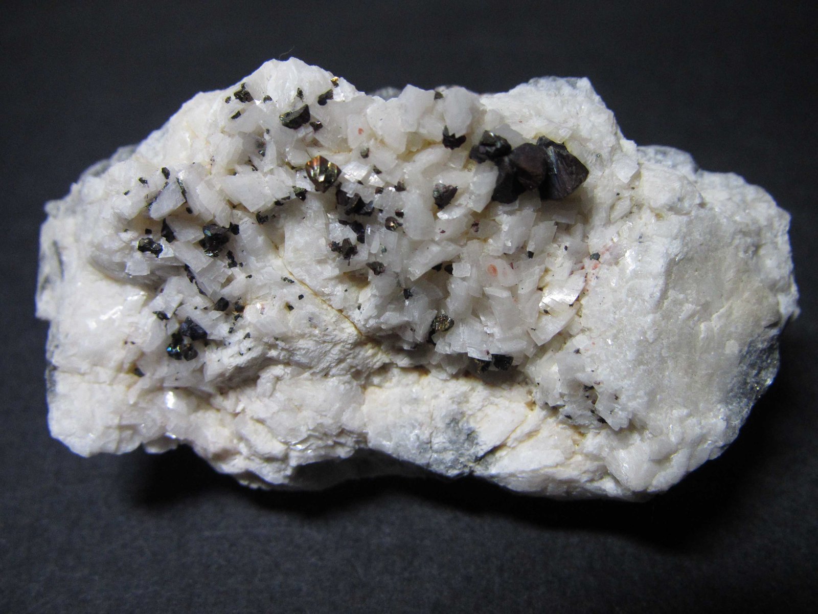 Calcopirita, Dolomita
6 x 3 cm.
(Autor: prcantos)