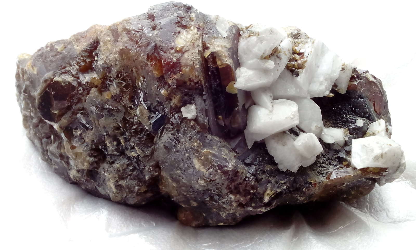 Esfalerita con calcita
30x18x18 cm y 16 kg de peso
(Autor: DavidSG)
