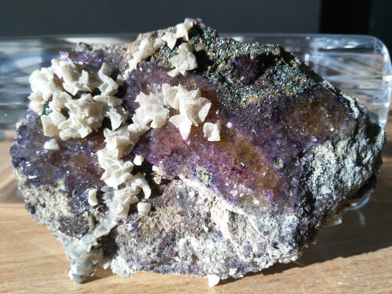 Fluorita, Dolomita, Calcita y Pirita
11 x 8 cm
(Autor: Javi Llamazares)