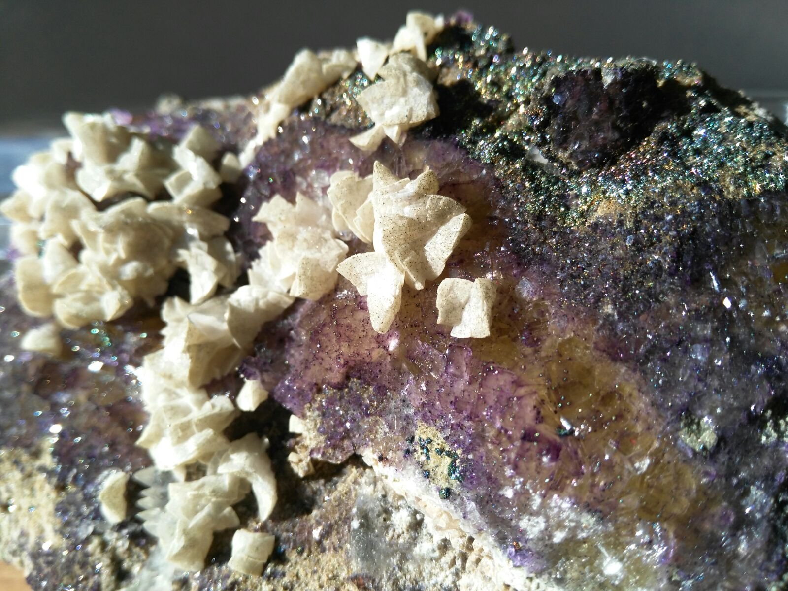 Fluorita, Dolomita, Calcita y Pirita
11 x 8 cm
(Autor: Javi Llamazares)