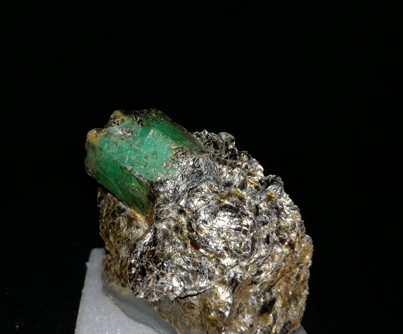 Berilo (variedad esmeralda) y Flogopita
Cristal de unos 2cm
(Autor: srm13151)