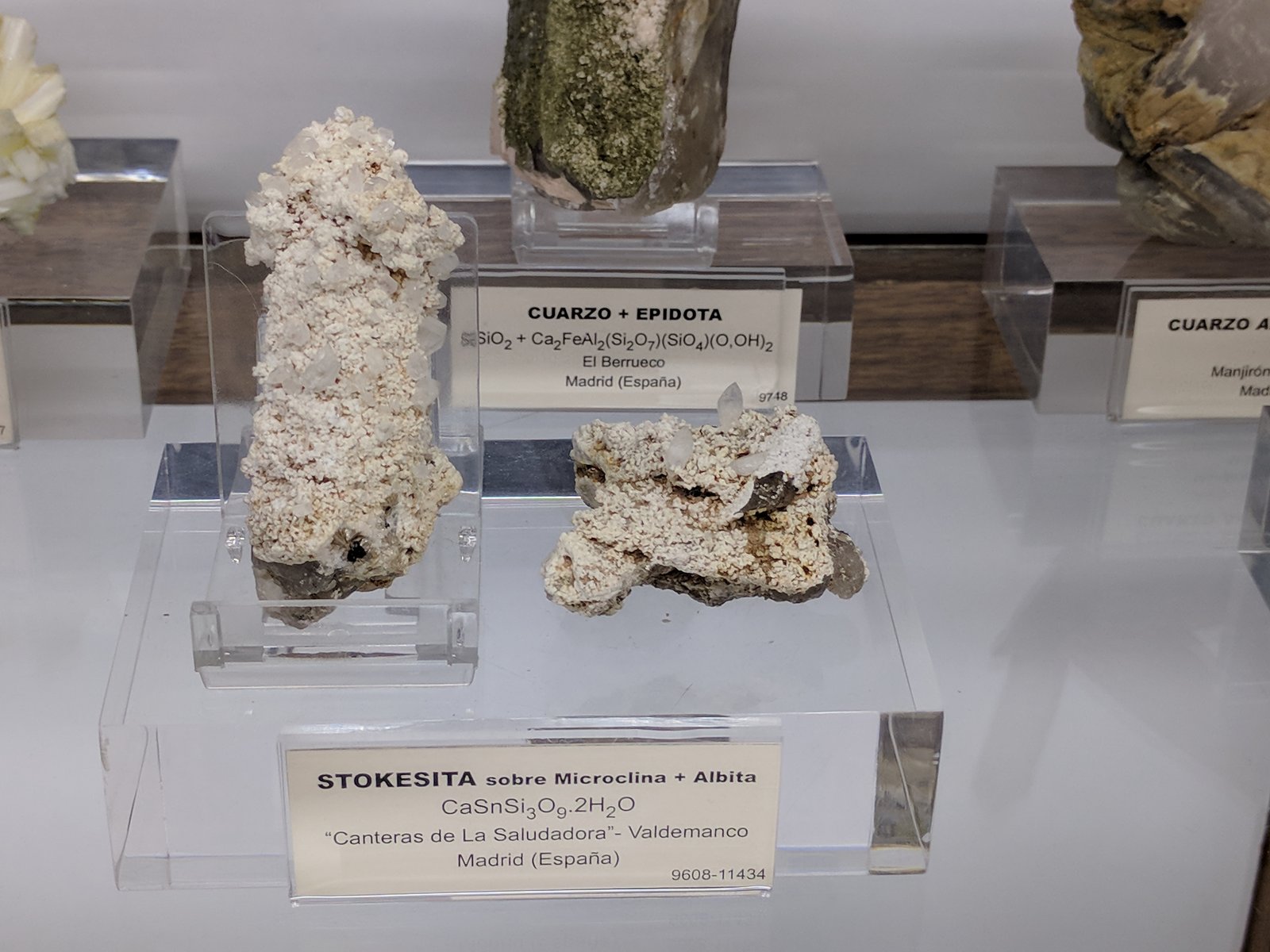 Stokesita en Microclina y Albita
La #9608# 7,4 x 2,5 x 2,3 cm. La #11434# 5,0 x 4,0 x 2,5 cm
(Autor: carles)