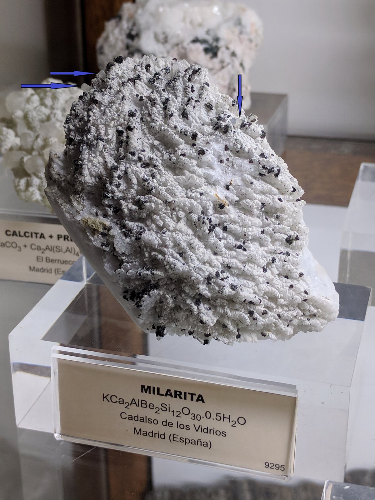 Milarita en Albita
9,5 x 6,0 x 3,0 cm.
(Autor: carles)