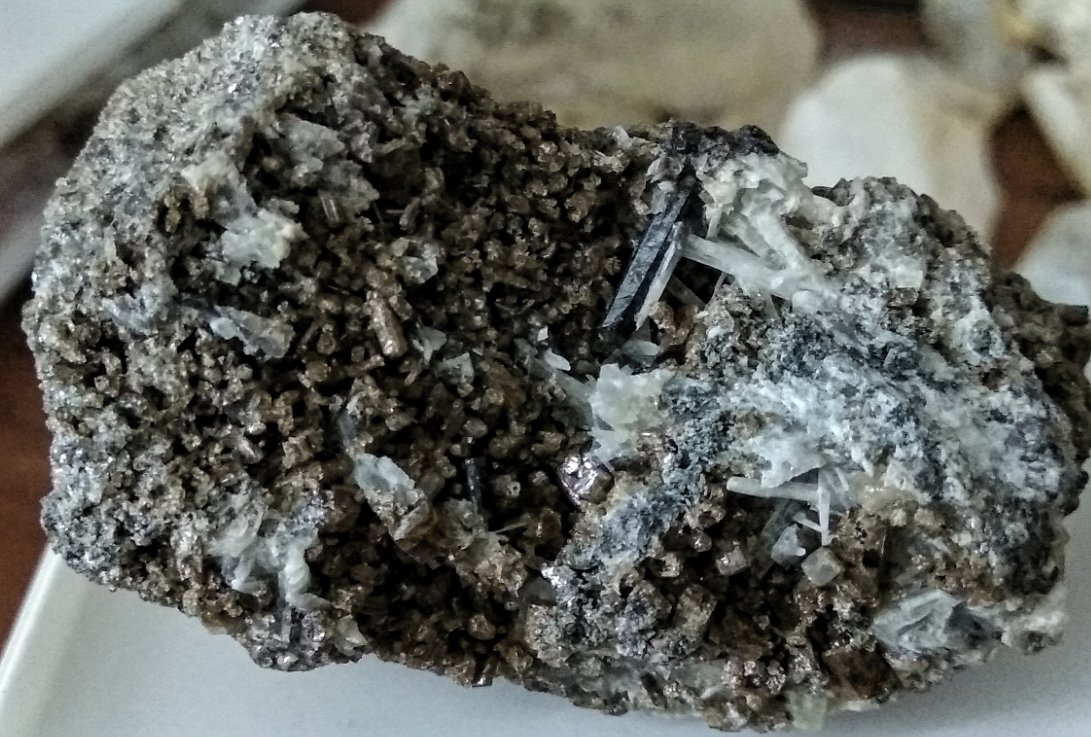 Diopsido, Vesuvianita (Vesubiana) y Wollastonita
Tamaño cristal de Diopsido 0,7 mms
(Autor: Gelo)