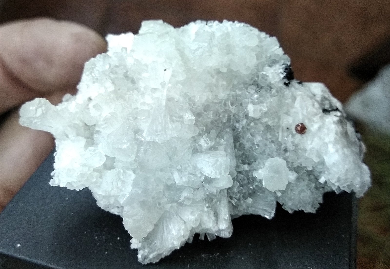Stilbita-Ca (Estilbita-Ca) y Spessartina (Espesartina)
Tamaño pieza 4,2x6,3 cms.
(Autor: Gelo)