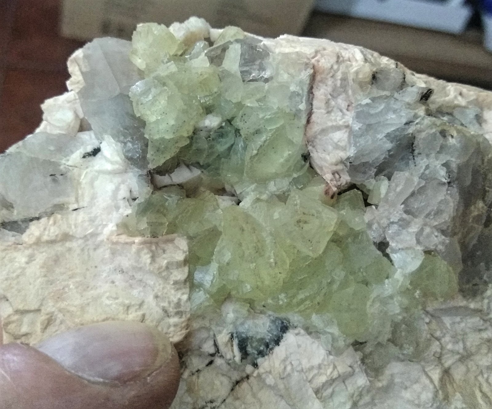 Prehnita y Ortoclasa.
Geoda de Prehnita 7,3x5,5 cms.
(Autor: Gelo)